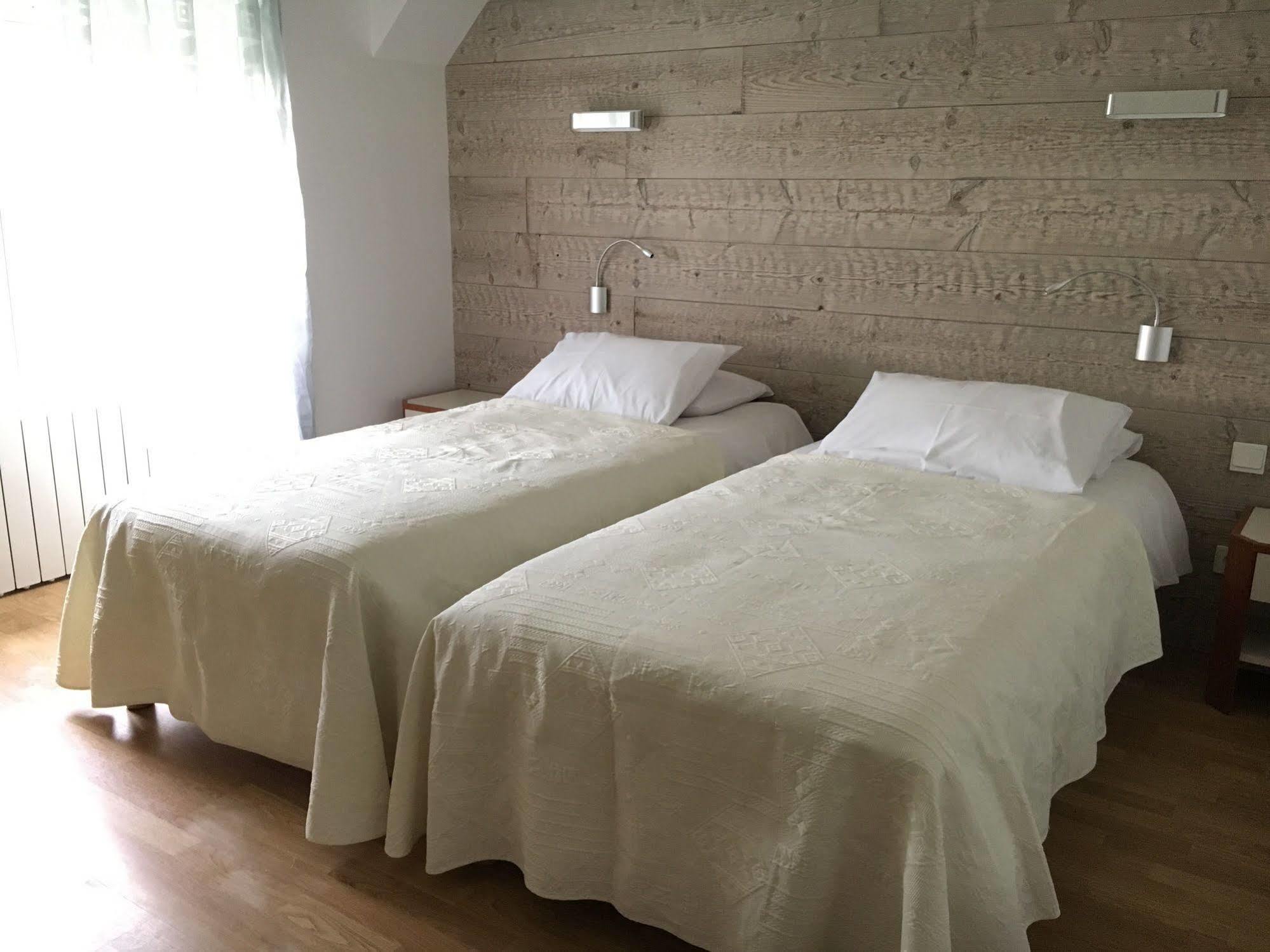 Logis Hotel "Ici M'Aime" Rouvray  ภายนอก รูปภาพ
