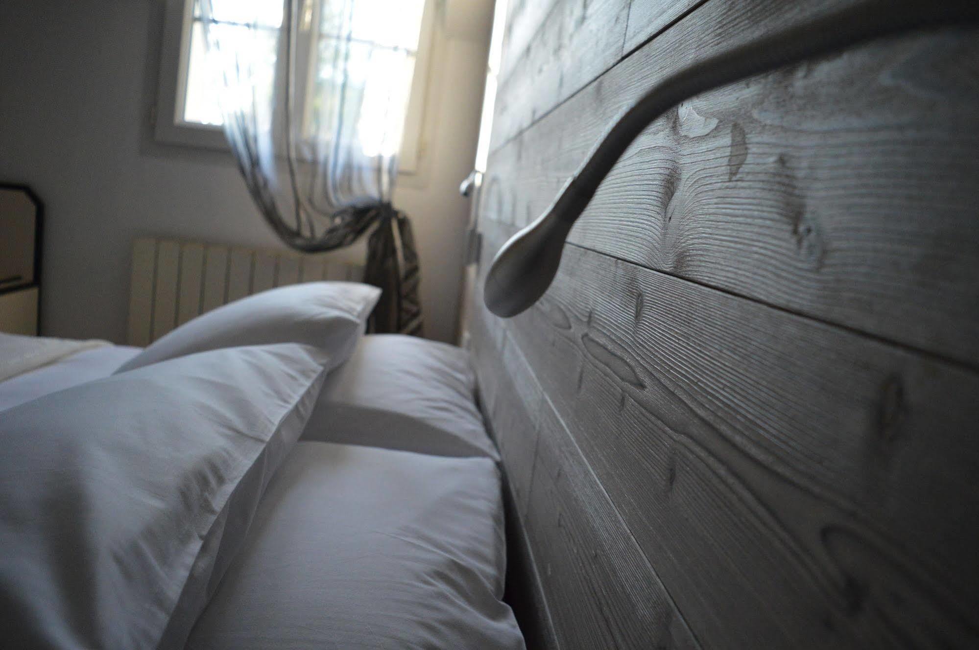 Logis Hotel "Ici M'Aime" Rouvray  ภายนอก รูปภาพ