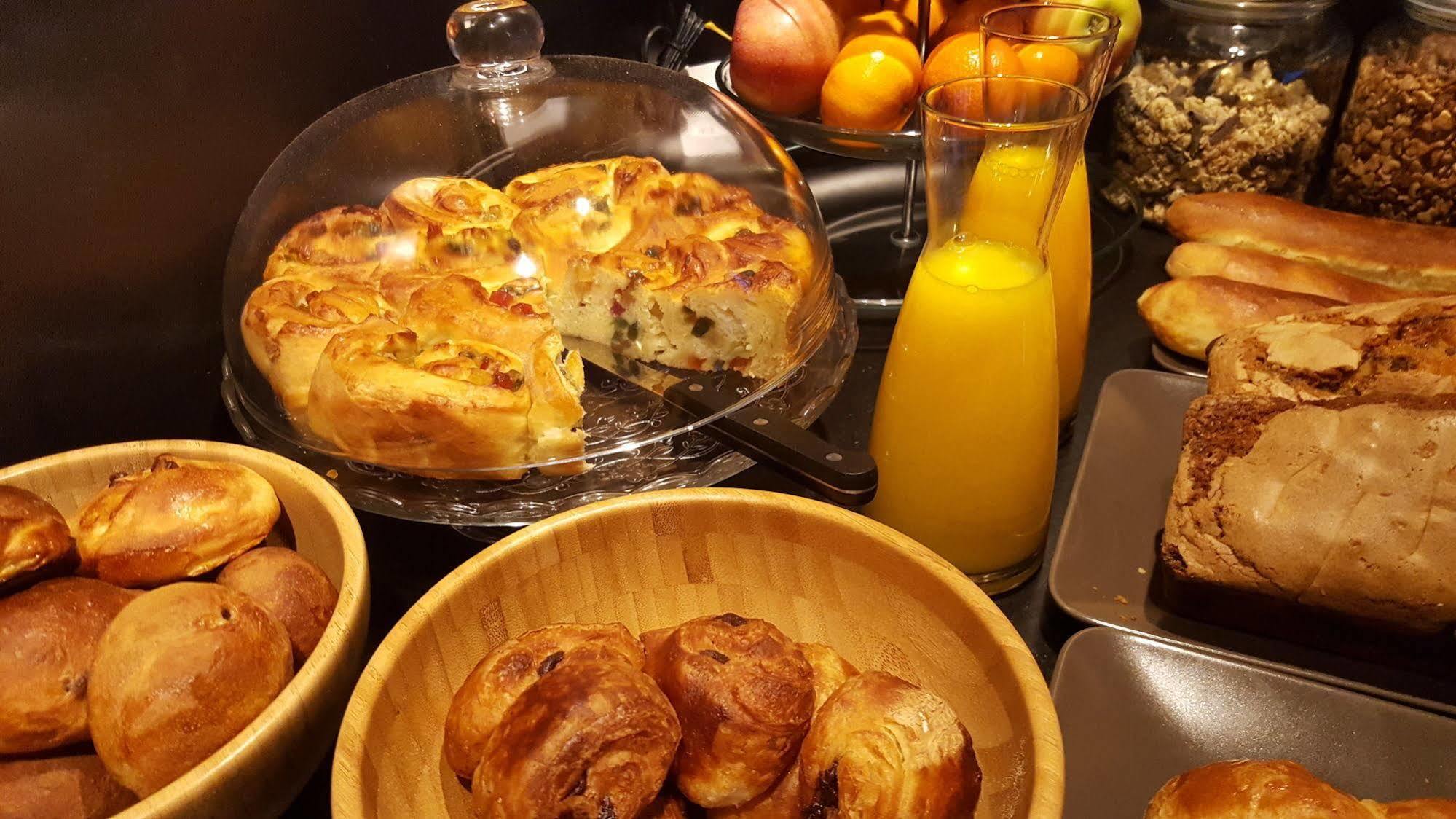 Logis Hotel "Ici M'Aime" Rouvray  ภายนอก รูปภาพ